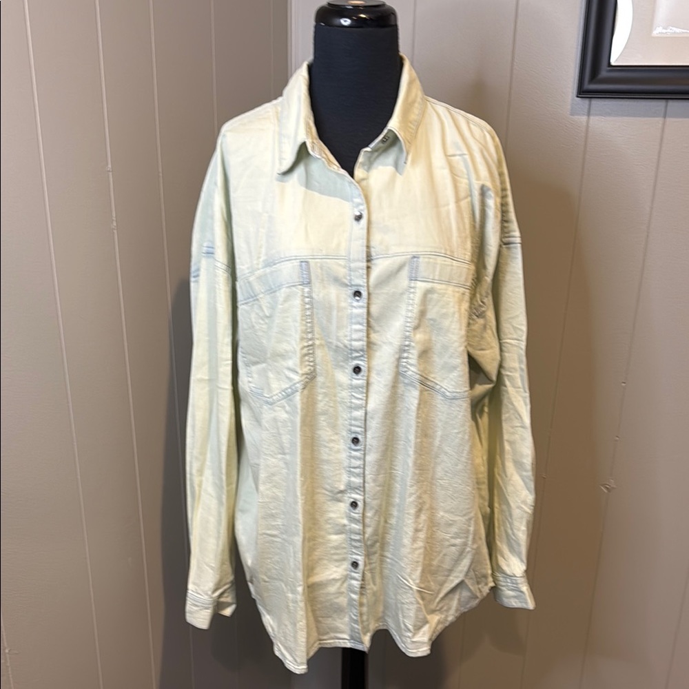 B7 Goodthreads Women's Large Button Down Shirt in Light Green